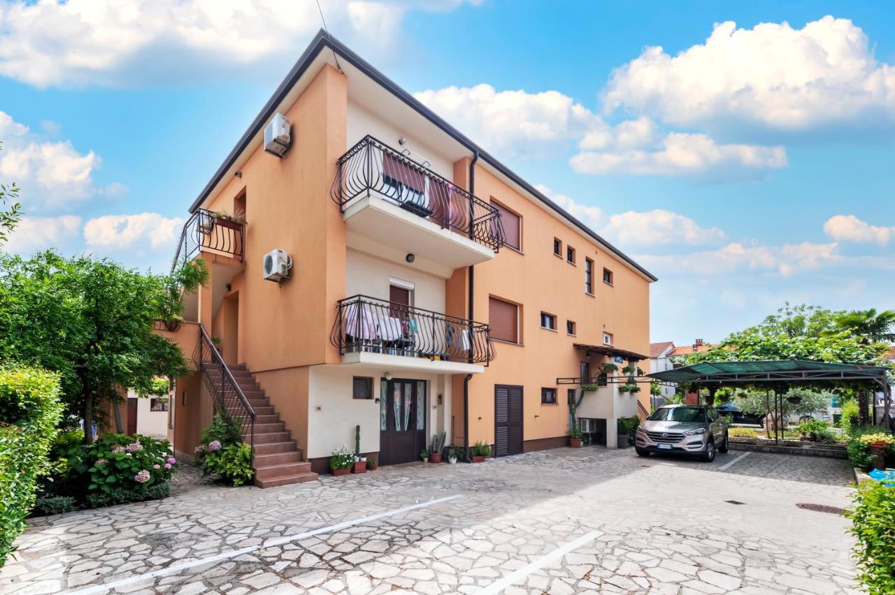 Apartment Casa Banko Ровінь Екстер'єр фото